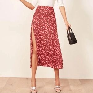 Reformation Zoe skirt. Red with white flowers size 2